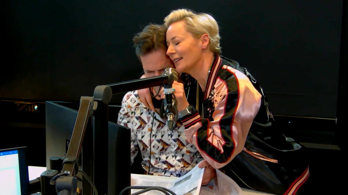 Amanda Keller's Show-Stopping Performance Of Barry Manilow's 'Mandy'