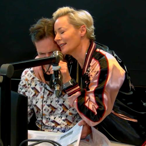 Amanda Keller's Show-Stopping Performance Of Barry Manilow's 'Mandy'