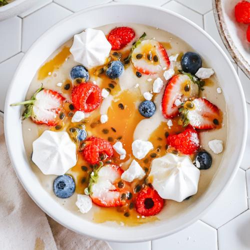 This Pavlova Smoothie Bowl Is The Perfect Summer Breakfast (AND It's Vegan)!