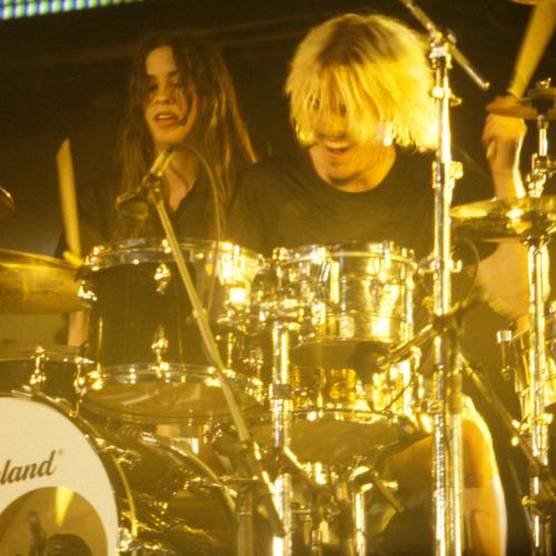 Watch Alanis Morissette Pay Tribute To Taylor Hawkins During London Show