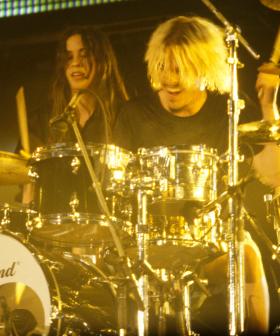 Watch Alanis Morissette Pay Tribute To Taylor Hawkins During London Show