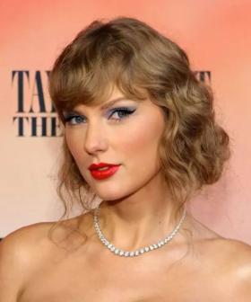 Artist Transforms 180kg Pumpkin Into An Amazing Taylor Swift Lookalike